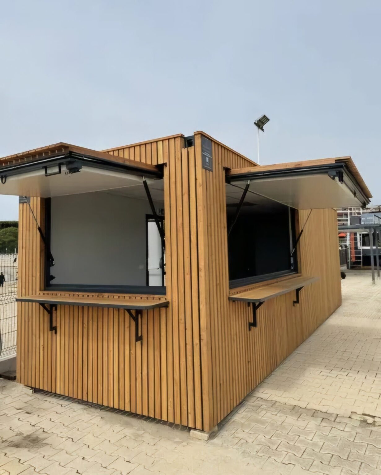 Kiosque à boissons et à en-cas en conteneur de 40 pieds – Restauration de rue et installation de bureaux (conception et revêtement isolant) – Image 3
