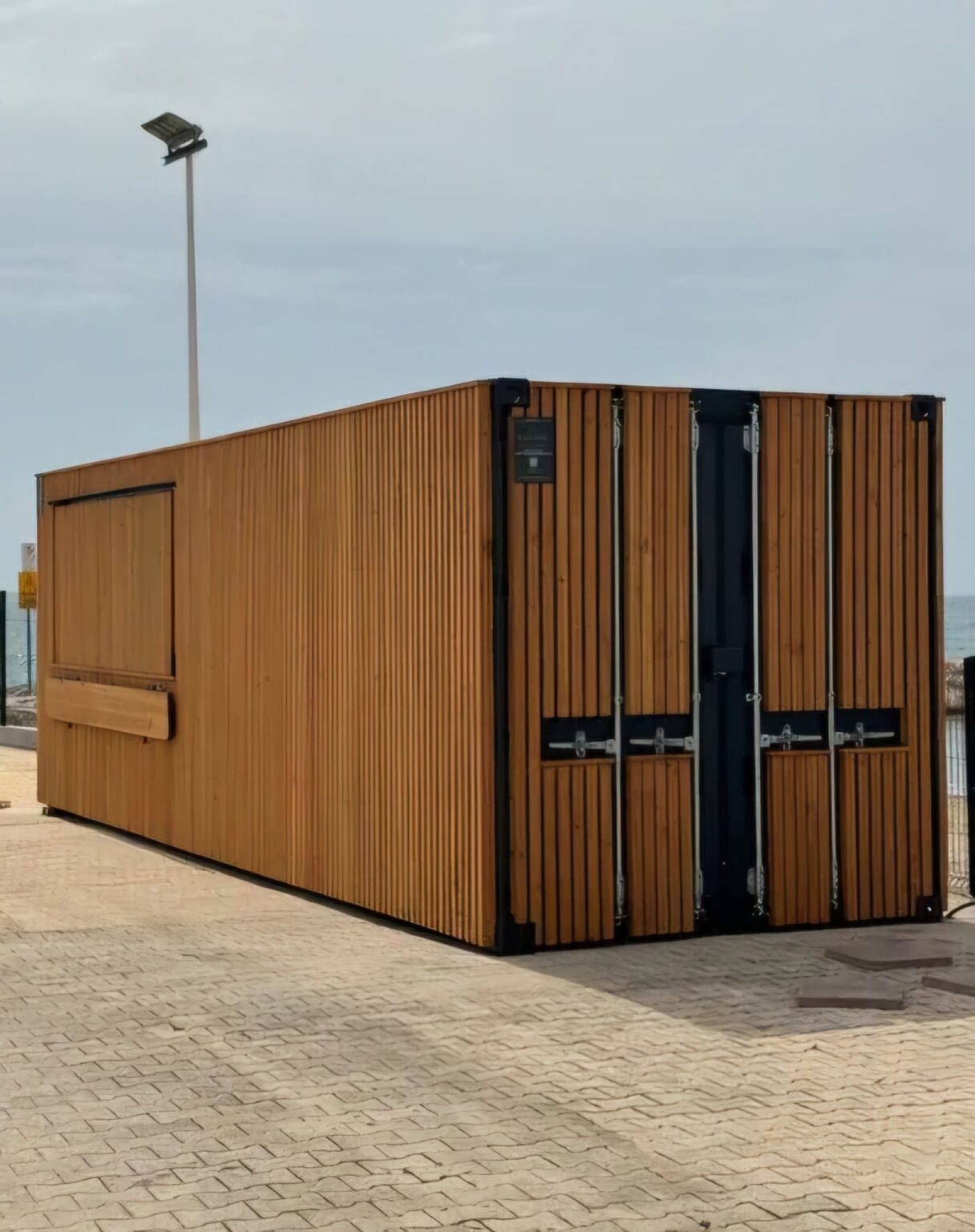 Kiosque à boissons et à en-cas en conteneur de 40 pieds – Restauration de rue et installation de bureaux (conception et revêtement isolant) – Image 2