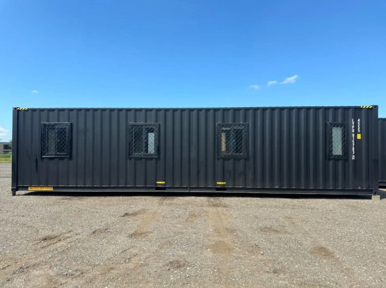 Maison conteneur 40 pieds HC (High Cube) – Hébergement de 12 m² « Black Edition » avec cuisine et salle de bain (Neuf) – Image 2