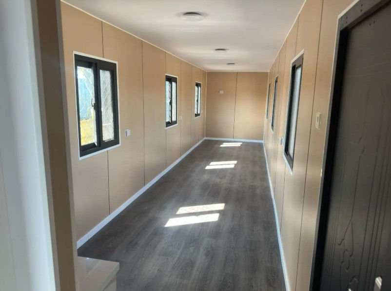 Maison conteneur 40 pieds HC (High Cube) – Hébergement de 12 m² « Black Edition » avec cuisine et salle de bain (Neuf) – Image 4