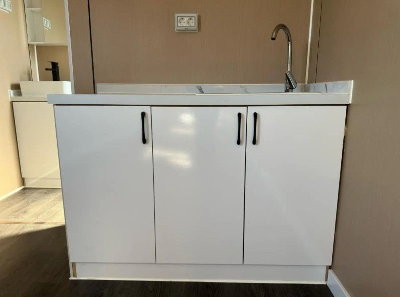Maison conteneur 40 pieds HC (High Cube) – Hébergement de 12 m² « Black Edition » avec cuisine et salle de bain (Neuf) – Image 5