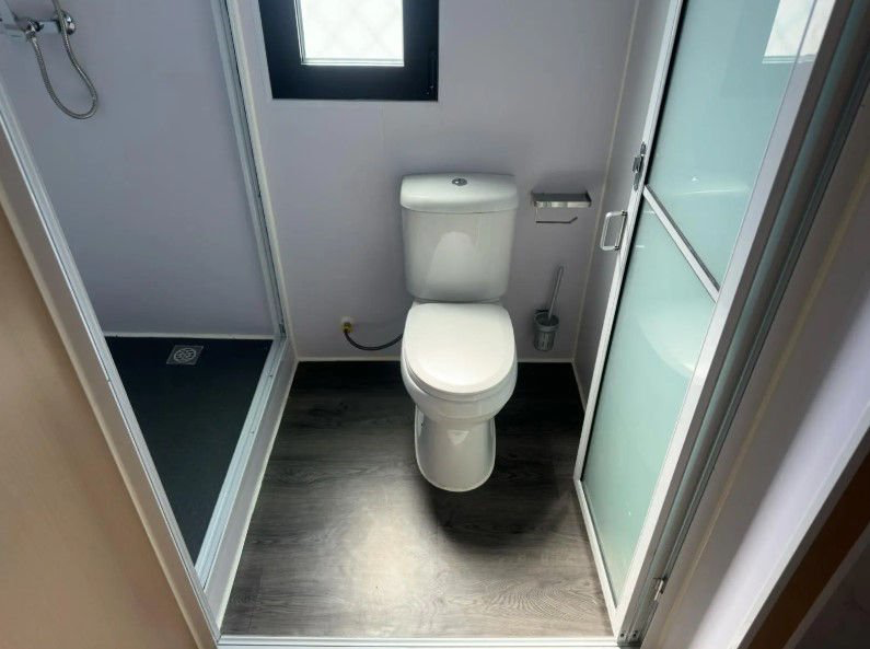 Maison conteneur 40 pieds HC (High Cube) – Hébergement de 12 m² « Black Edition » avec cuisine et salle de bain (Neuf) – Image 7