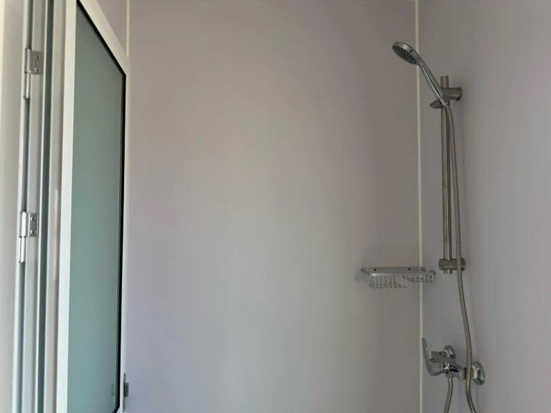 Maison conteneur 40 pieds HC (High Cube) – Hébergement de 12 m² « Black Edition » avec cuisine et salle de bain (Neuf) – Image 8