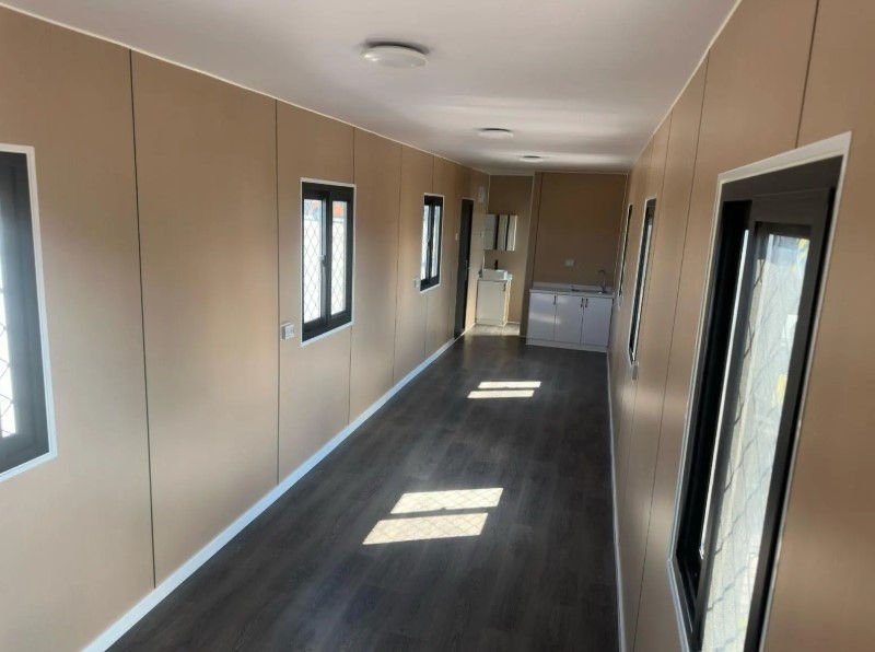 Maison conteneur 40 pieds HC (High Cube) – Hébergement de 12 m² « Black Edition » avec cuisine et salle de bain (Neuf) – Image 9