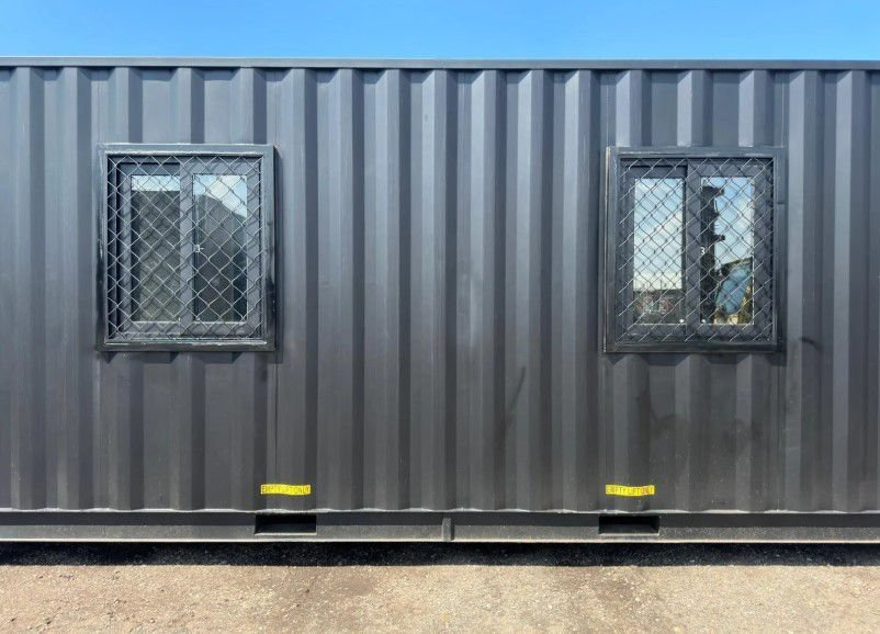 Maison conteneur 40 pieds HC (High Cube) – Hébergement de 12 m² « Black Edition » avec cuisine et salle de bain (Neuf) – Image 11