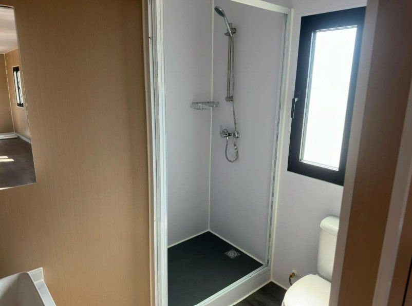 Maison conteneur 40 pieds HC (High Cube) – Hébergement de 12 m² « Black Edition » avec cuisine et salle de bain (Neuf) – Image 12