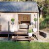 Maison modulaire moderne en bois avec terrasse intégrée.