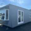 Mobil-home « ​​Chalet Wood Gray » 10,8 x 3,7 m – Design moderne avec bow-window et double entrée