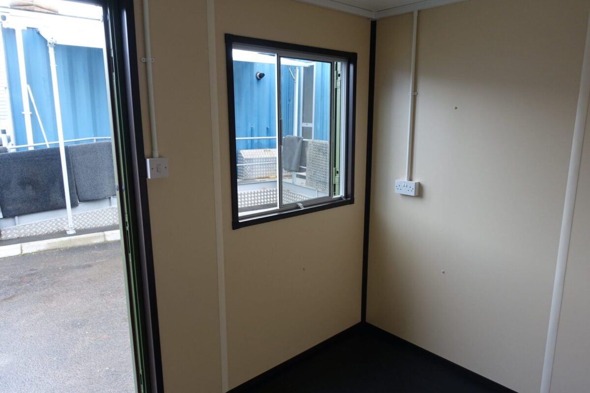 Conteneur de 20 pieds aménagé en « kiosque à boissons » – Isolé avec grande porte à charnières (gris anthracite) – Image 6