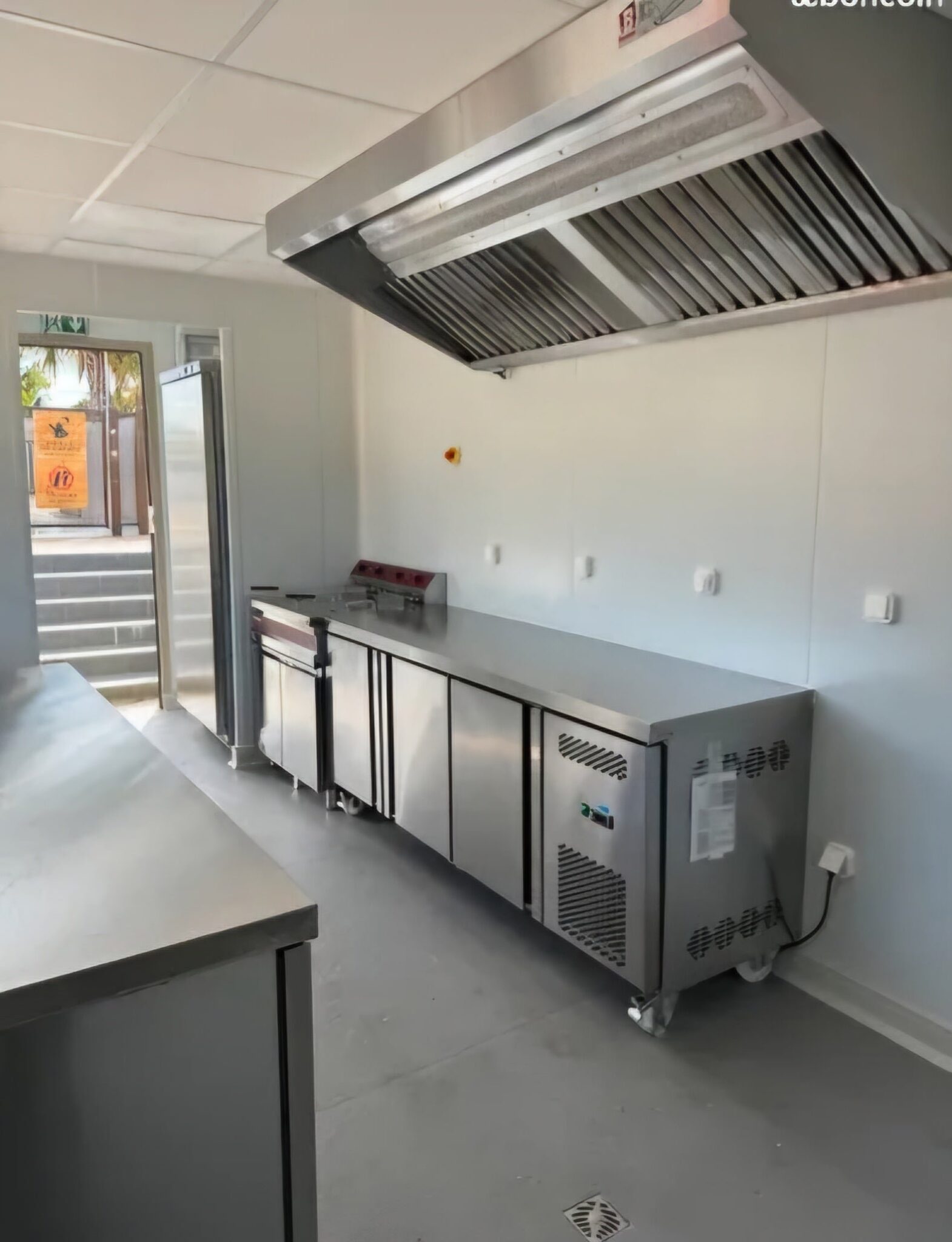 Conteneur de 20 pieds équipé d'un « bar à snacks » – Cuisine complète (réfrigérateurs, hotte aspirante, friteuse) – Image 5