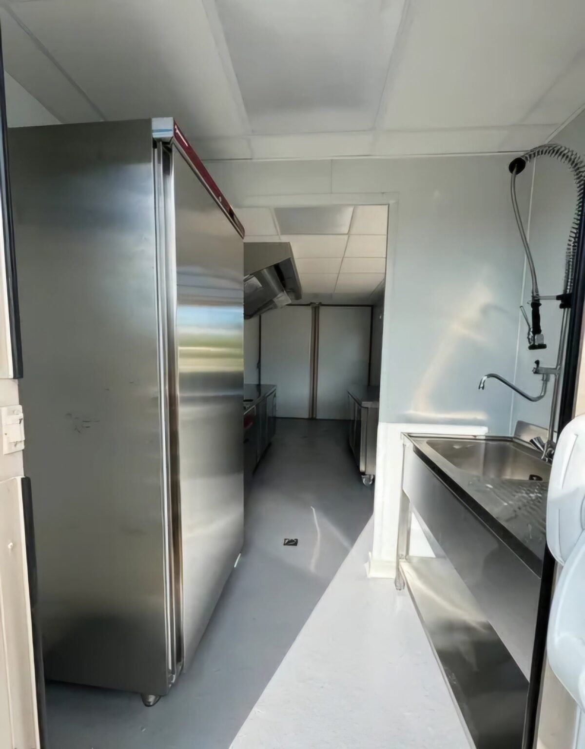 Conteneur de 20 pieds équipé d'un « bar à snacks » – Cuisine complète (réfrigérateurs, hotte aspirante, friteuse) – Image 6