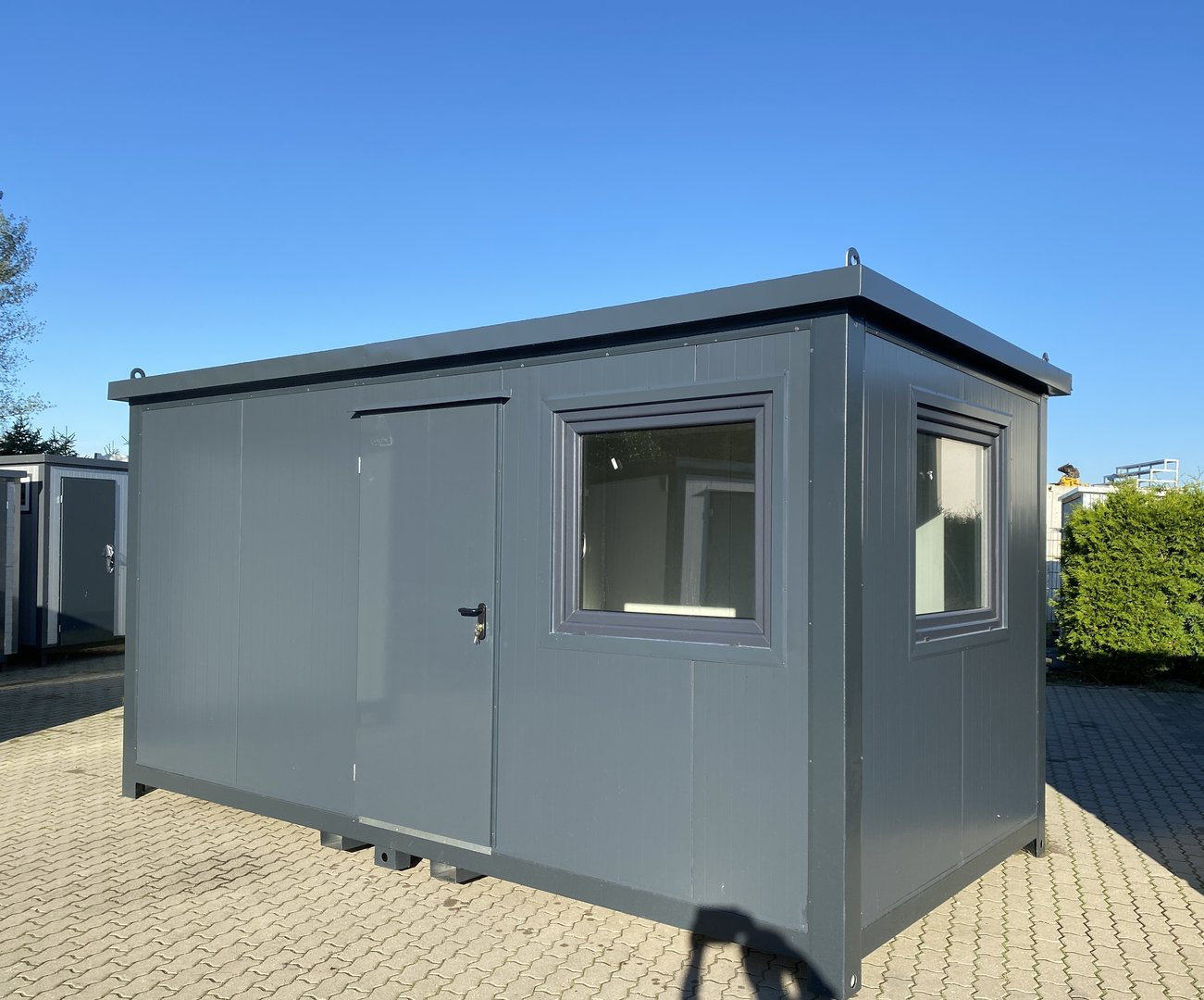Conteneur aménagé en bureau et habitation de 5 x 2,4 m avec salle de bain complète et douche (isolation de 7,5 cm)
