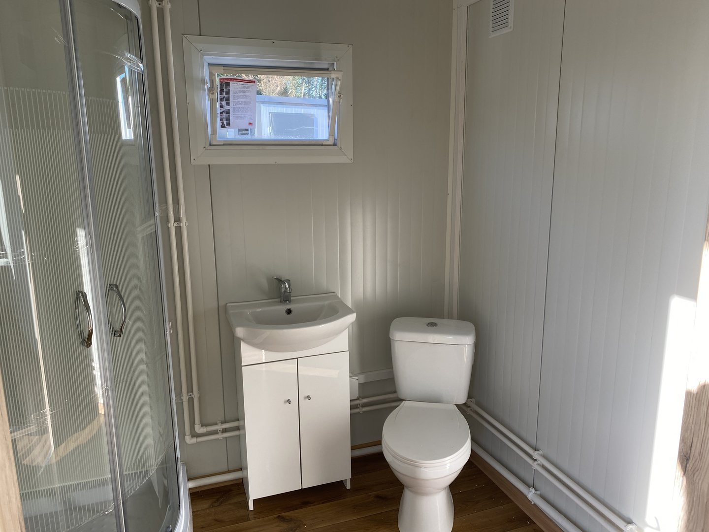 Conteneur aménagé en bureau et habitation de 5 x 2,4 m avec salle de bain complète et douche (isolation de 7,5 cm) – Image 2
