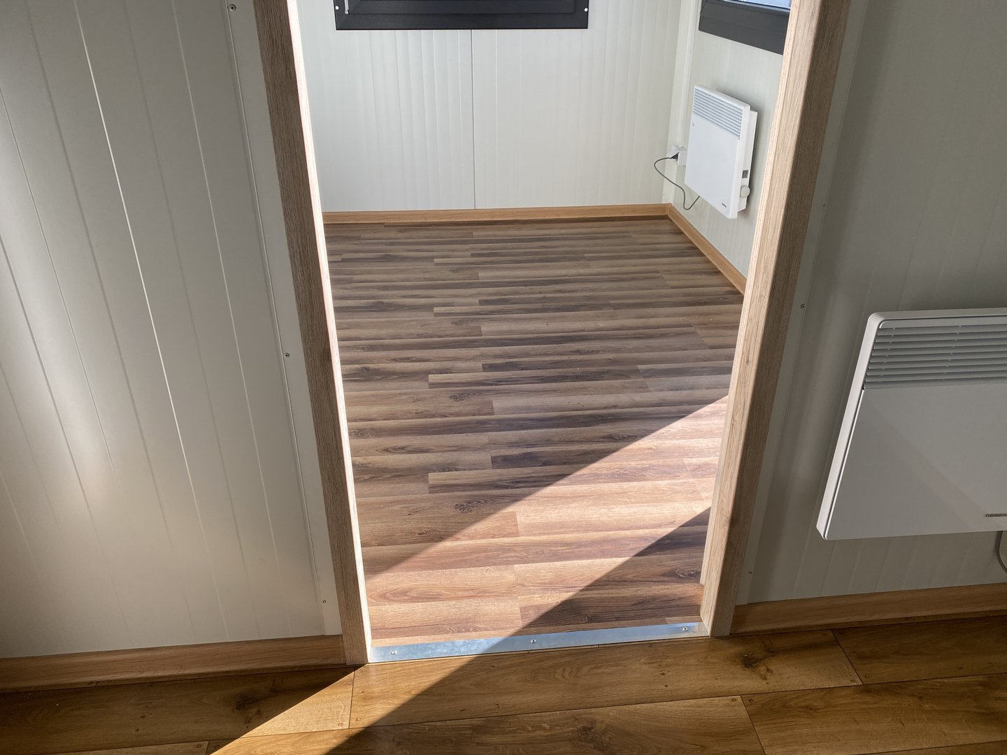 Conteneur aménagé en bureau et habitation de 5 x 2,4 m avec salle de bain complète et douche (isolation de 7,5 cm) – Image 4