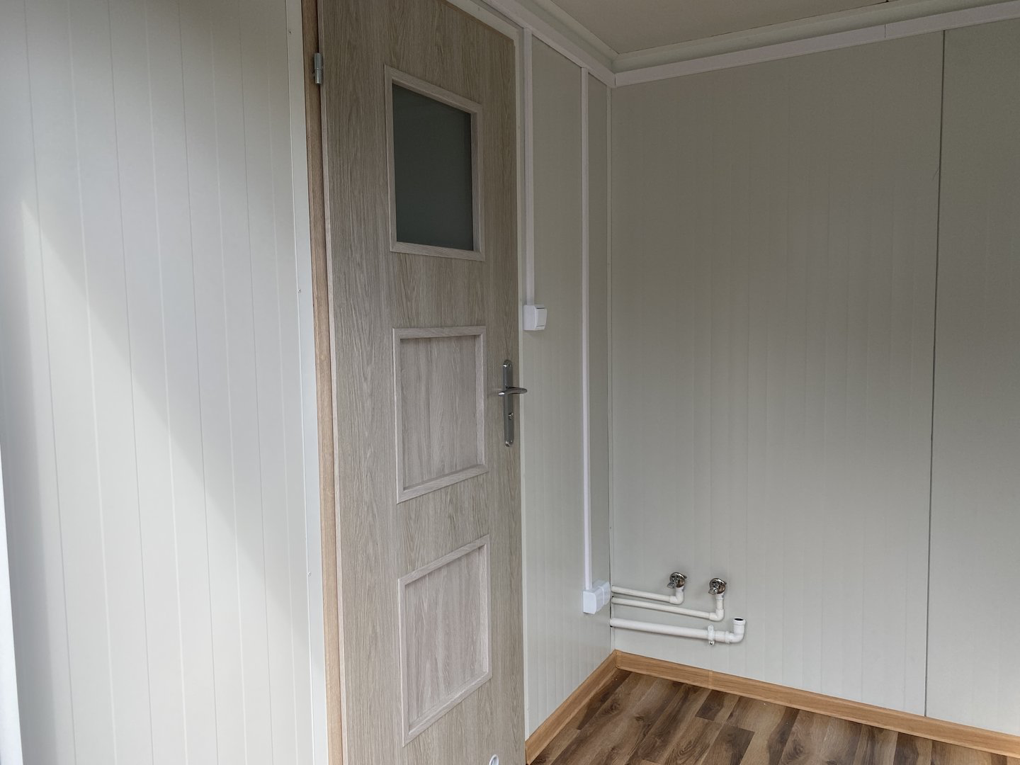 Conteneur aménagé en bureau et habitation de 5 x 2,4 m avec salle de bain complète et douche (isolation de 7,5 cm) – Image 5