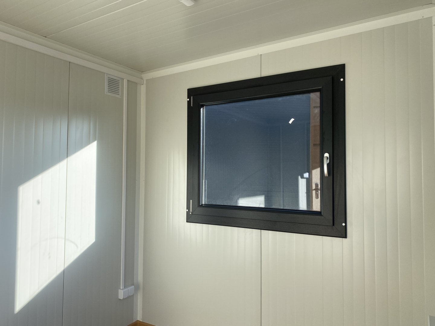 Conteneur aménagé en bureau et habitation de 5 x 2,4 m avec salle de bain complète et douche (isolation de 7,5 cm) – Image 12