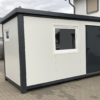 Conteneur aménagé en bureau à domicile 4x2,2m avec salle de bain et douche – Isolation 7,5 cm (Porte Hörmann)
