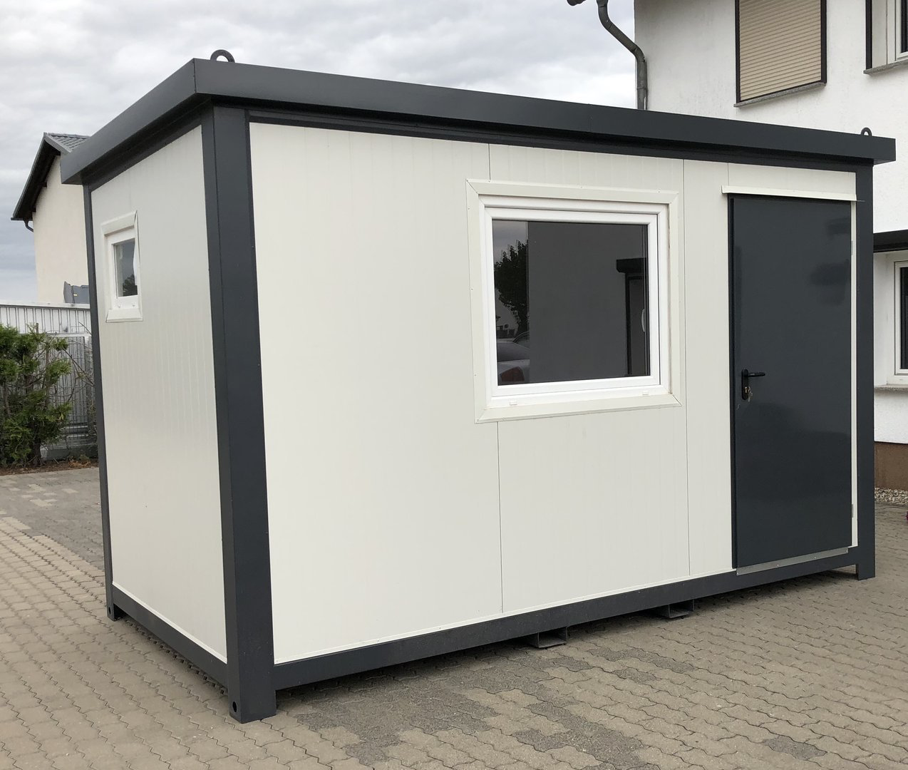 Conteneur aménagé en bureau à domicile 4x2,2m avec salle de bain et douche – Isolation 7,5 cm (Porte Hörmann)