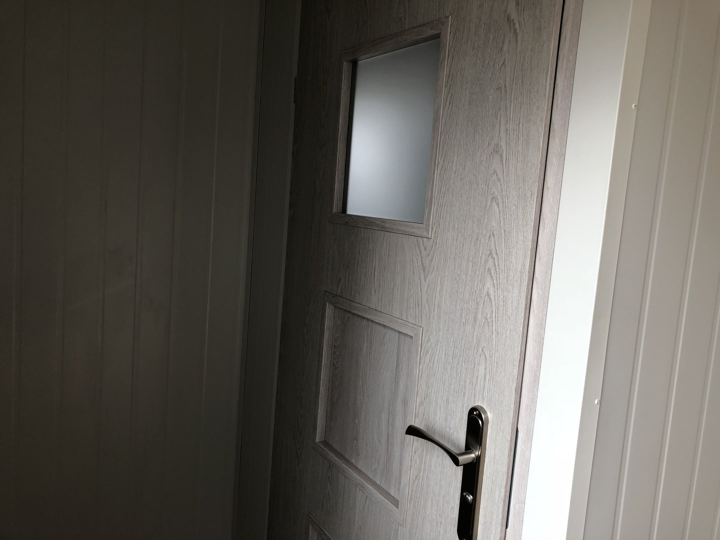 Conteneur aménagé en bureau à domicile 4x2,2m avec salle de bain et douche – Isolation 7,5 cm (Porte Hörmann) – Image 2
