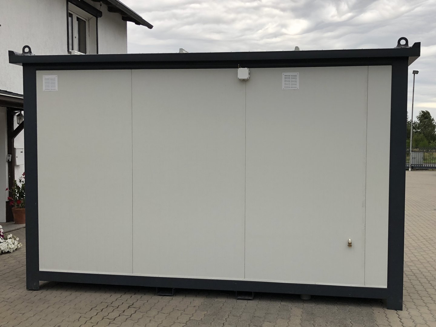 Conteneur aménagé en bureau à domicile 4x2,2m avec salle de bain et douche – Isolation 7,5 cm (Porte Hörmann) – Image 3
