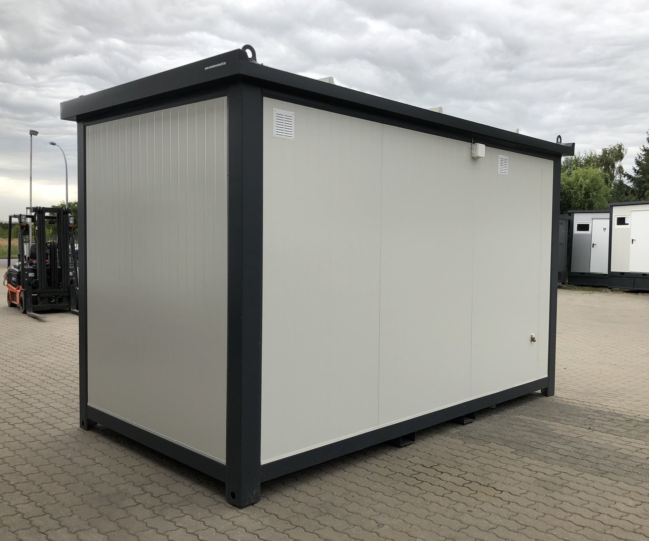 Conteneur aménagé en bureau à domicile 4x2,2m avec salle de bain et douche – Isolation 7,5 cm (Porte Hörmann) – Image 4