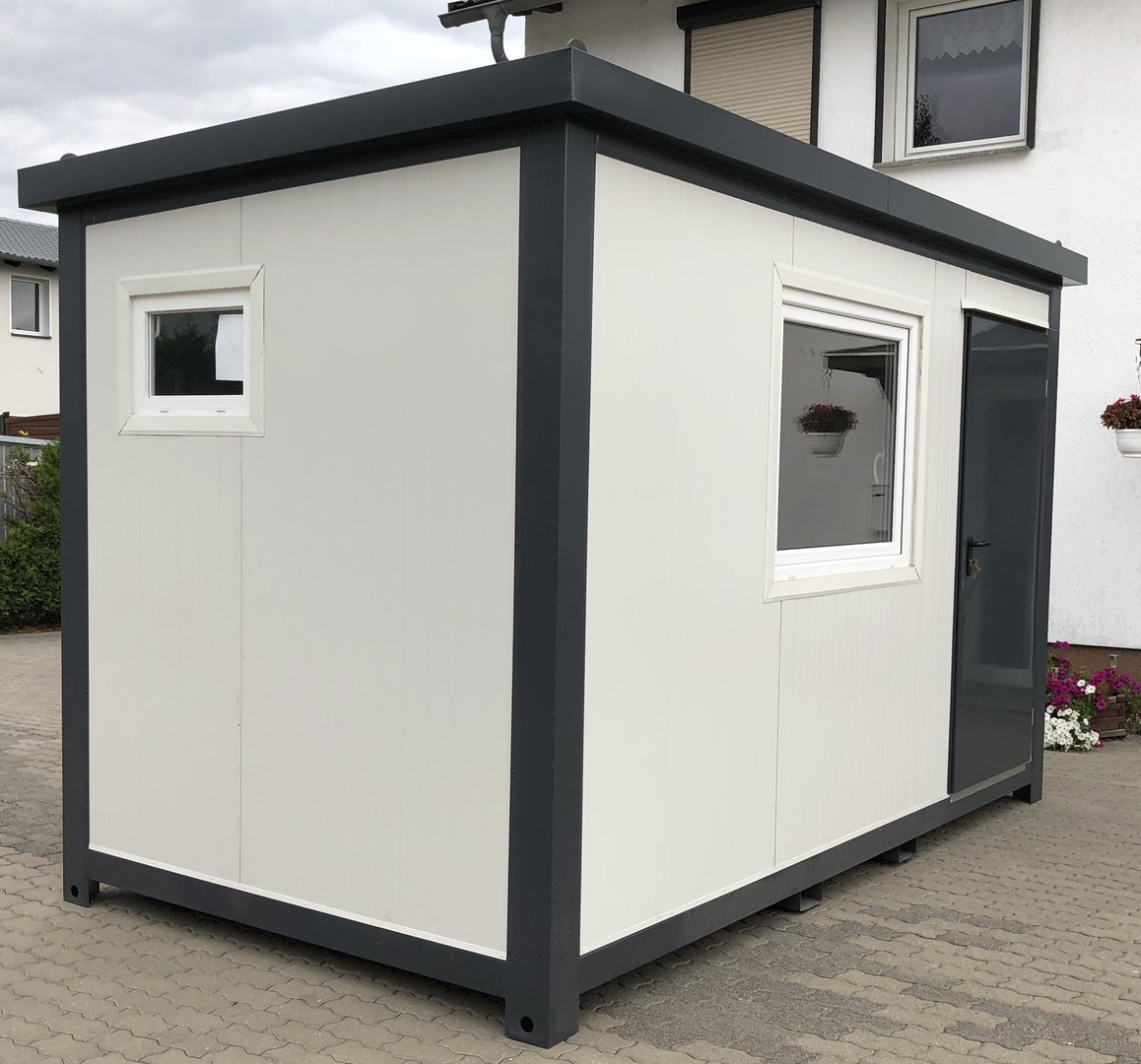 Conteneur aménagé en bureau à domicile 4x2,2m avec salle de bain et douche – Isolation 7,5 cm (Porte Hörmann) – Image 5
