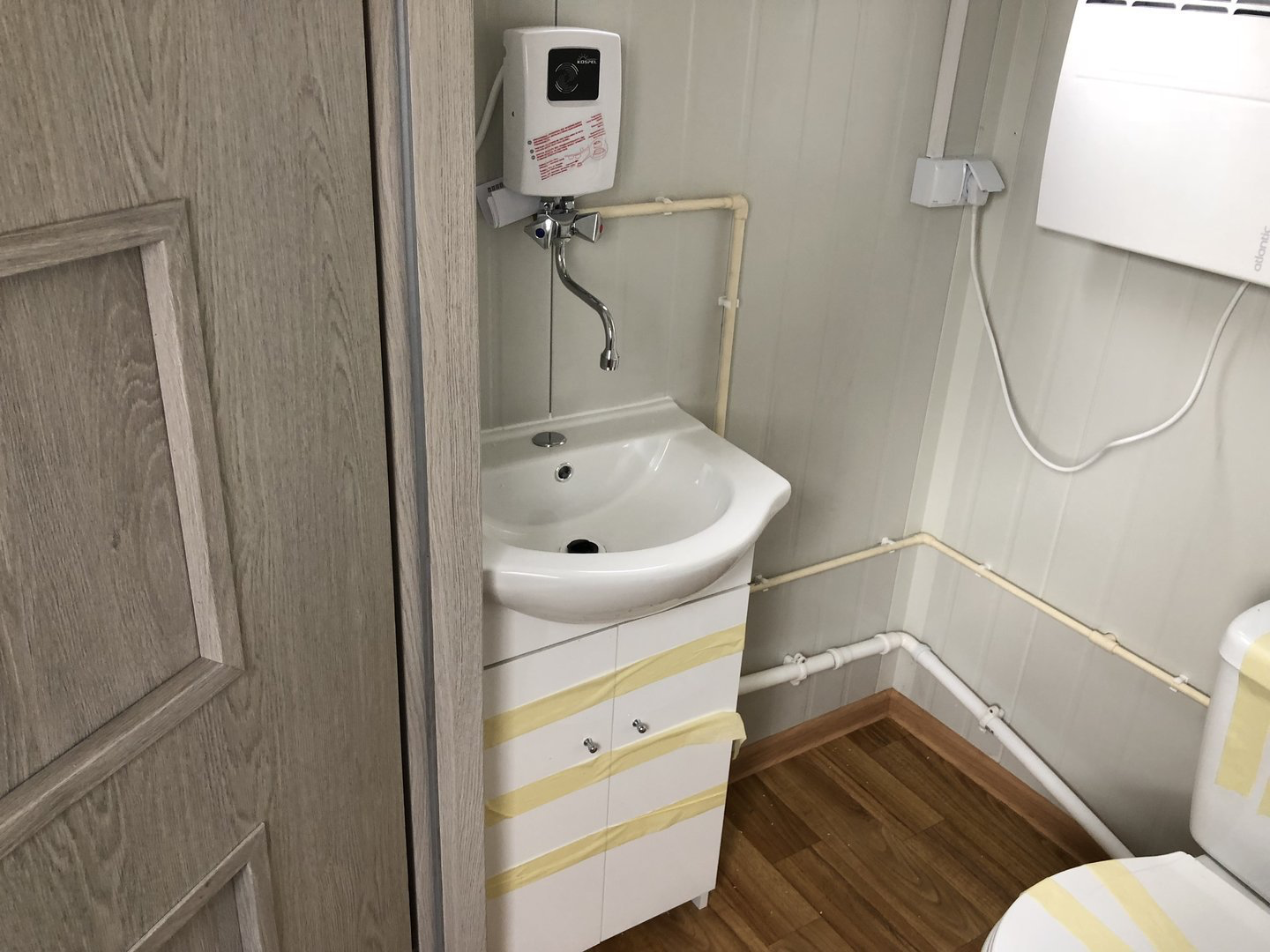 Conteneur aménagé en bureau à domicile 4x2,2m avec salle de bain et douche – Isolation 7,5 cm (Porte Hörmann) – Image 7