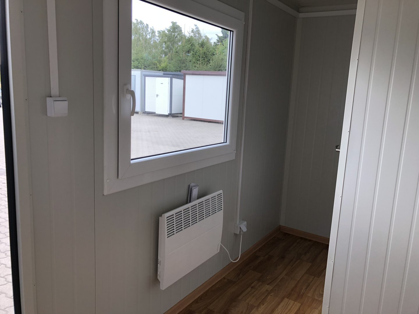 Conteneur aménagé en bureau à domicile 4x2,2m avec salle de bain et douche – Isolation 7,5 cm (Porte Hörmann) – Image 8