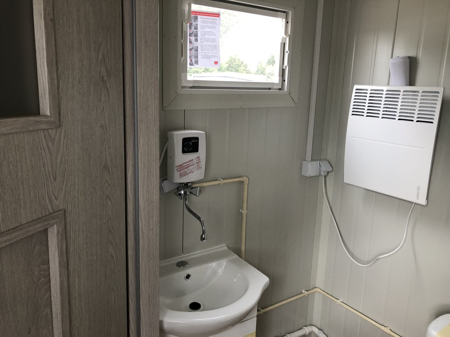 Conteneur aménagé en bureau à domicile 4x2,2m avec salle de bain et douche – Isolation 7,5 cm (Porte Hörmann) – Image 9