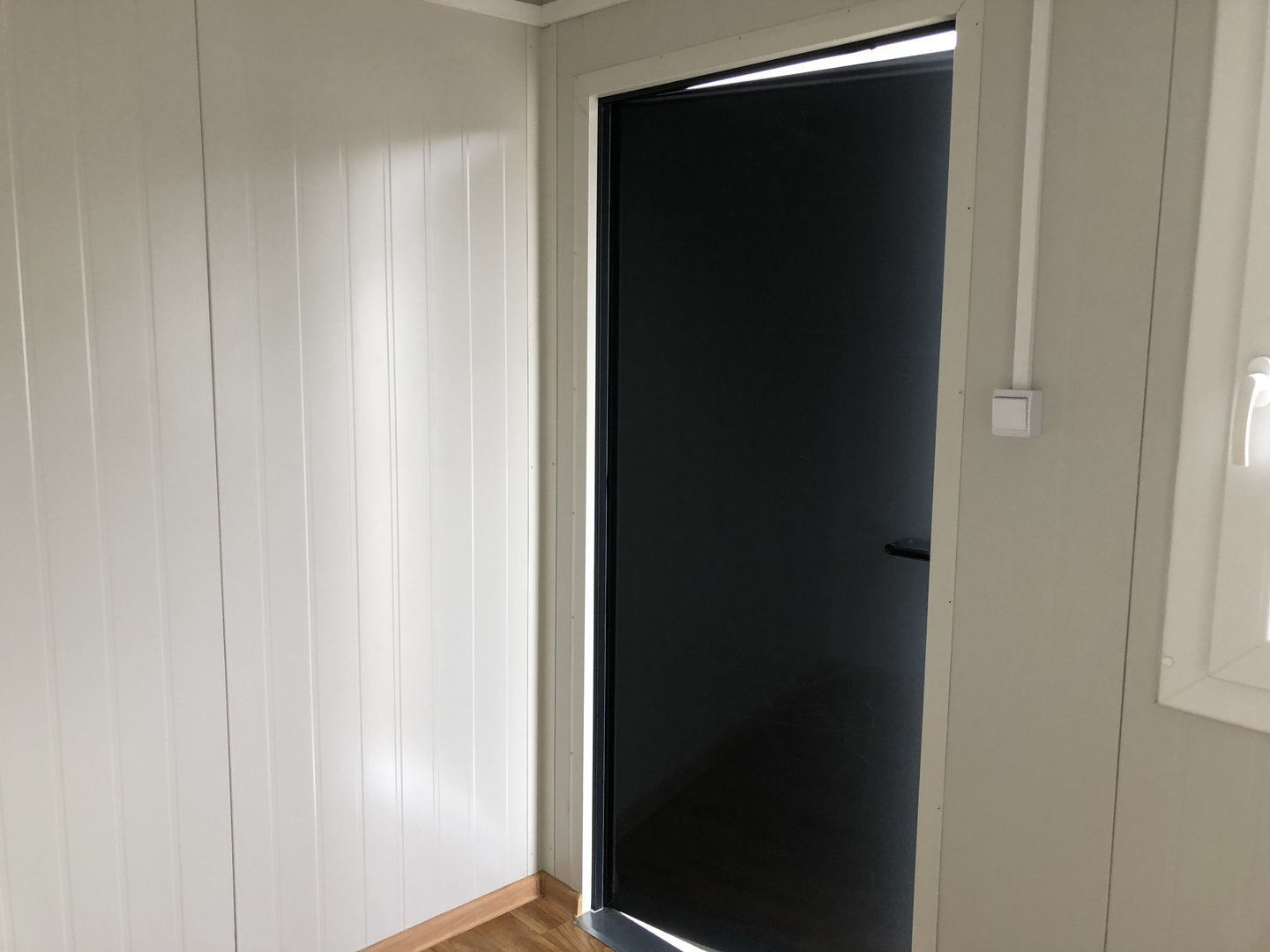 Conteneur aménagé en bureau à domicile 4x2,2m avec salle de bain et douche – Isolation 7,5 cm (Porte Hörmann) – Image 10