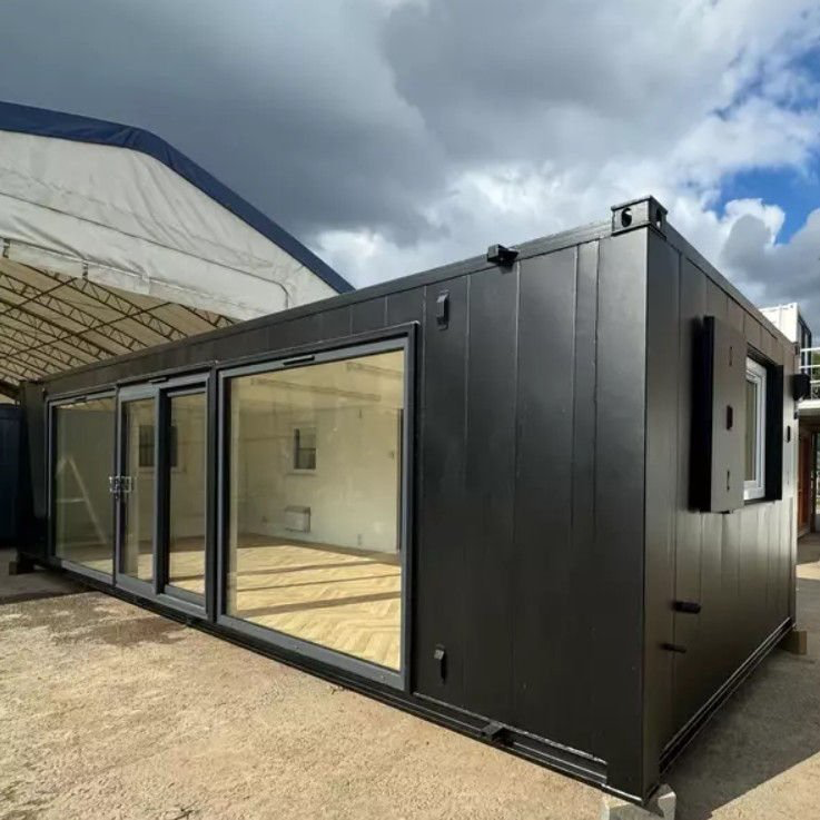 Conteneur modulaire de 40 pieds pour bureaux/cantine – Modèle « Black Edition » avec grandes fenêtres (antivandalisme) – Image 4