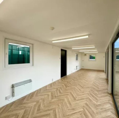 Conteneur modulaire de 40 pieds pour bureaux/cantine – Modèle « Black Edition » avec grandes fenêtres (antivandalisme) – Image 2