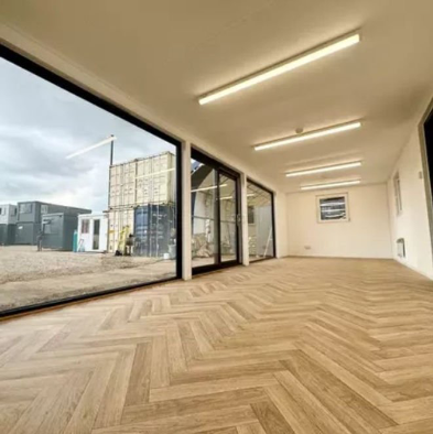 Conteneur modulaire de 40 pieds pour bureaux/cantine – Modèle « Black Edition » avec grandes fenêtres (antivandalisme) – Image 3
