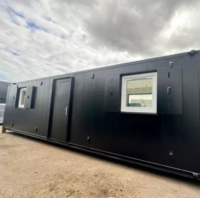 Conteneur modulaire de 40 pieds pour bureaux/cantine – Modèle « Black Edition » avec grandes fenêtres (antivandalisme) – Image 5