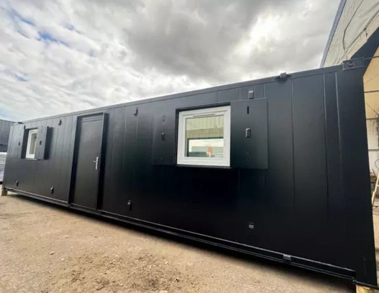 Conteneur modulaire de 40 pieds pour bureaux/cantine – Modèle « Black Edition » avec grandes fenêtres (antivandalisme) – Image 6
