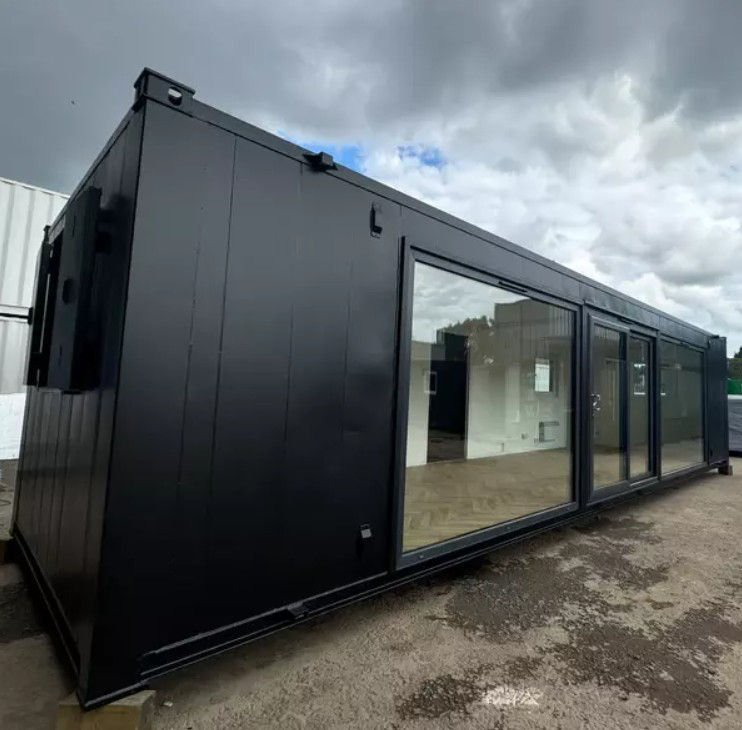 Conteneur modulaire de 40 pieds pour bureaux/cantine – Modèle « Black Edition » avec grandes fenêtres (antivandalisme) – Image 7