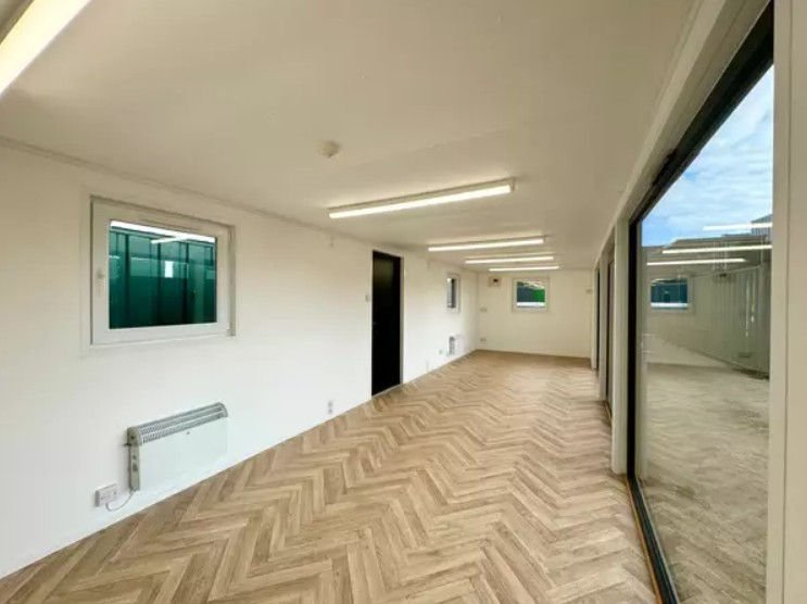 Conteneur modulaire de 40 pieds pour bureaux/cantine – Modèle « Black Edition » avec grandes fenêtres (antivandalisme) – Image 8