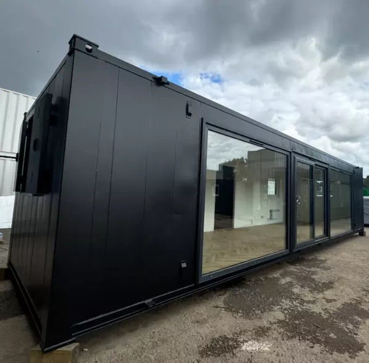 Conteneur modulaire de 40 pieds pour bureaux/cantine – Modèle « Black Edition » avec grandes fenêtres (antivandalisme) – Image 10
