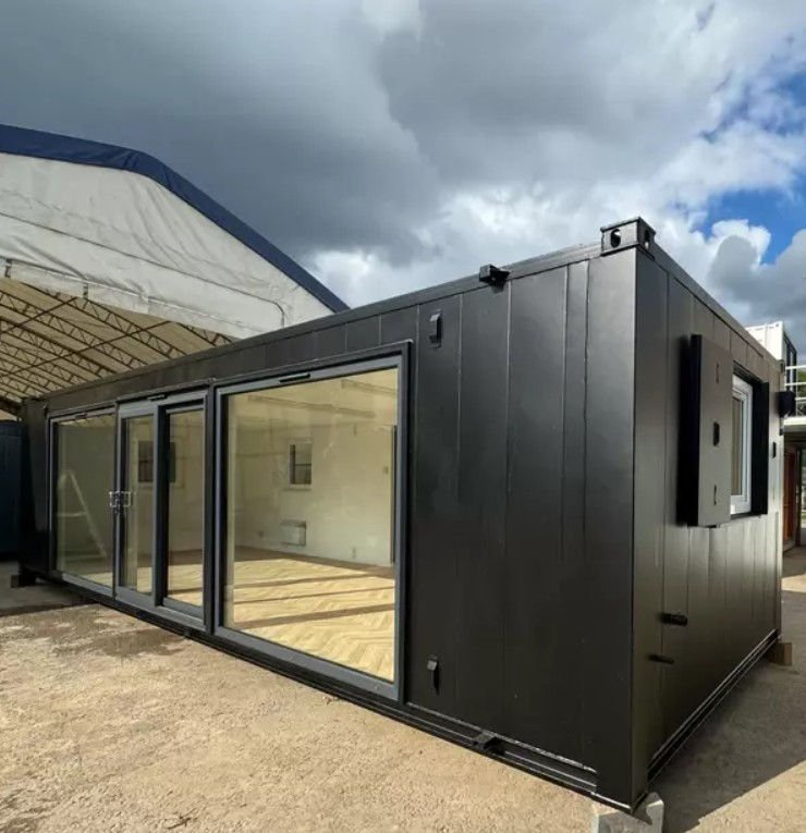 Conteneur modulaire de 40 pieds pour bureaux/cantine – Modèle « Black Edition » avec grandes fenêtres (antivandalisme) – Image 11