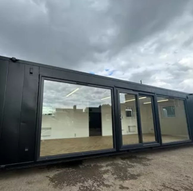 Conteneur modulaire de 40 pieds pour bureaux/cantine – Modèle « Black Edition » avec grandes fenêtres (antivandalisme) – Image 12