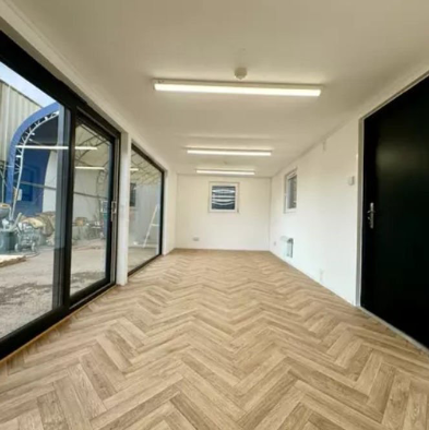 Conteneur modulaire de 40 pieds pour bureaux/cantine – Modèle « Black Edition » avec grandes fenêtres (antivandalisme) – Image 13